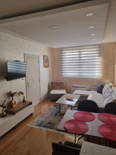 兹拉蒂博尔Apartman Stojanovic 2的客厅配有沙发和桌子
