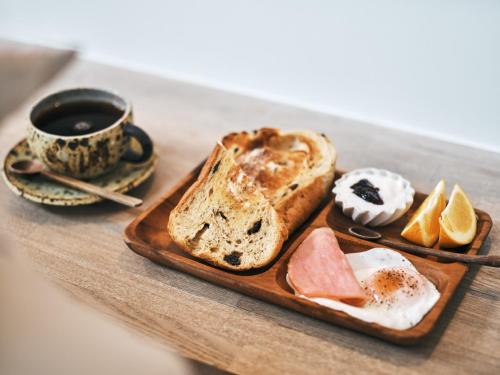 高野山高野山克库旅馆的桌上的一块面包和一杯咖啡