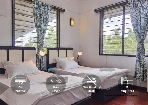 斗湖Jalan Kuhara 300 mbps BBQ spacious LR Detach Bungalow的带2扇窗户的客房内的2张床