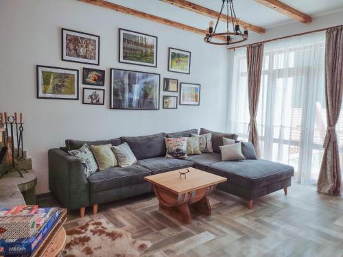 GrashtitsaVilla Tangra的客厅配有沙发和桌子