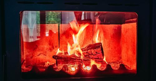 GrashtitsaVilla Tangra的壁炉里的火,火中燃烧