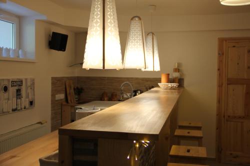 哈拉霍夫Apartmány Mamut Harrachov的厨房配有2个吊灯和台面