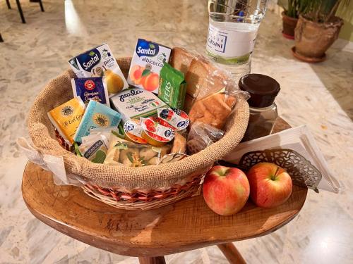 圣乔瓦尼·罗通多B&B Leggieri Villa Siria的桌上的一篮子食物和苹果