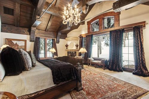 埃文Daybreak Ridge的一间卧室配有一张大床和一个吊灯。