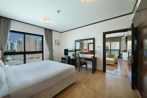 迪拜Park Apartments Dubai, an Edge By Rotana Hotel的一间酒店客房,一间设有一张床和一张书桌