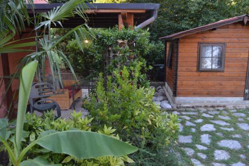 皮耶韦迪索利戈Casa Vacanze Monte Villa的花园内带长凳的小木屋