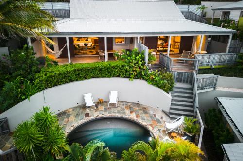 Cul de SacKaribuni Boutique Hotel的享有带游泳池的房屋的空中景致