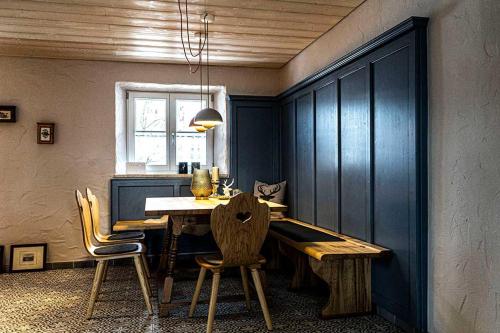 上施陶芬Säntisblick的一间带木桌和椅子的用餐室