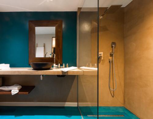 Cul de SacKaribuni Boutique Hotel的一间带水槽和淋浴的浴室