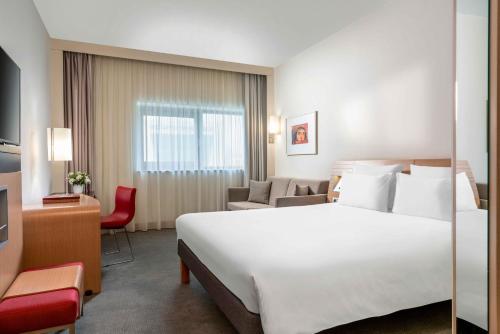 加济安泰普加济安泰普诺富特酒店的酒店客房设有一张白色大床和一张沙发。