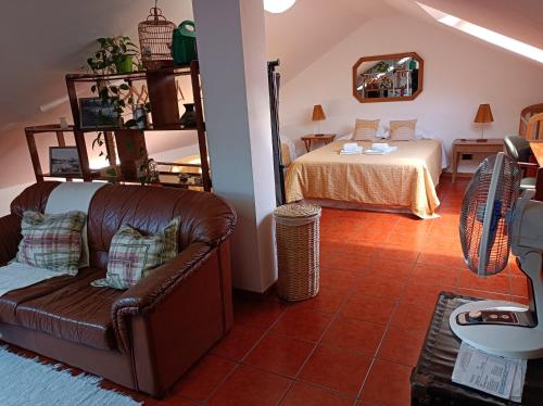 普拉亚达维多利亚Valmoa的客厅配有沙发和1张床