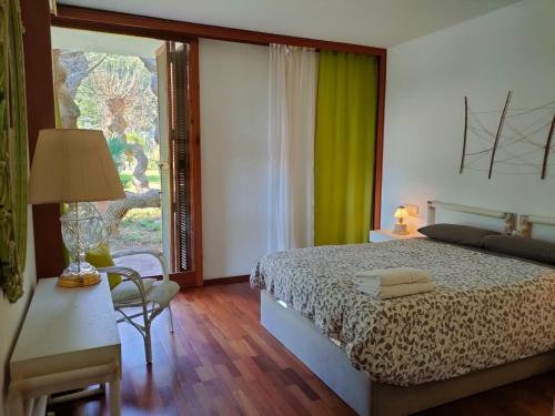 Llano de GorraVilla Montgrau的一间卧室设有一张床和一个大窗户