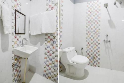 兰纳加Corbett Wildlife Homestay的白色的浴室设有卫生间和水槽。