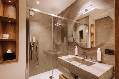 布勒伊-切尔维尼亚Valtur Cristallo Ski Resort, Dependance Cristallino的一间带水槽和淋浴的浴室