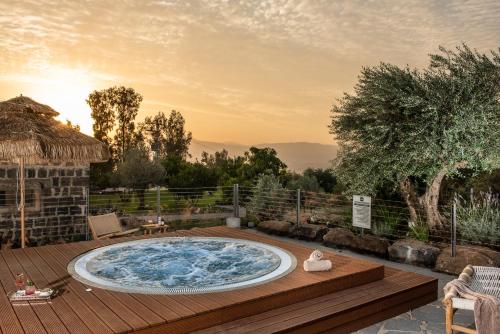 GadotPereh Mountain Resort的后院甲板上的热水浴池