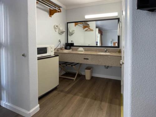 旧金山Motel 6 San Francisco CA Lombard Street的一间带水槽和微波炉的浴室