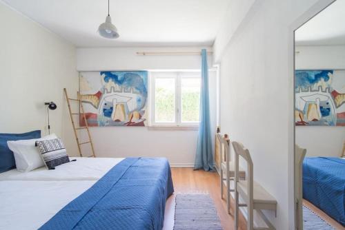 卡帕里卡海岸里斯本冲浪住宿加早餐旅馆的一间卧室设有两张床和窗户。