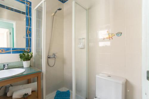 卡帕里卡海岸里斯本冲浪住宿加早餐旅馆的带淋浴、卫生间和盥洗盆的浴室