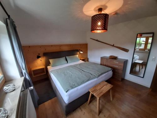 格拉绍Ferienwohnung Heimat的一间卧室配有一张大床和镜子