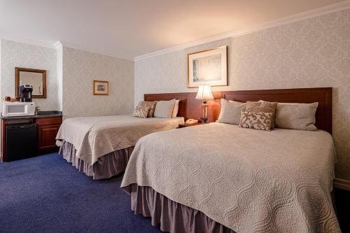 尼亚加拉瀑布红马车旅馆的酒店客房配有两张床和微波炉。