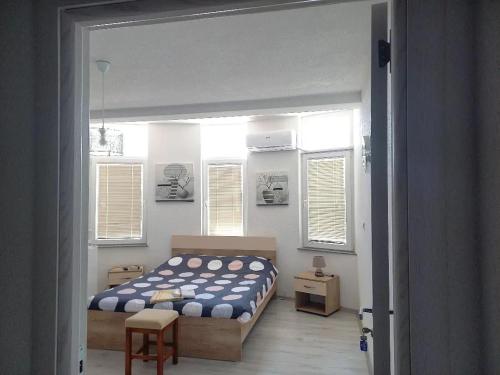 ResenMajska Rosa的一间设有床铺的卧室,位于带窗户的房间内