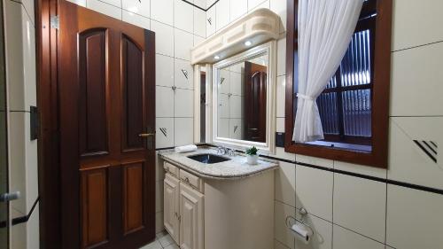 AscurraPousada dos Arcos的一间带水槽和镜子的浴室