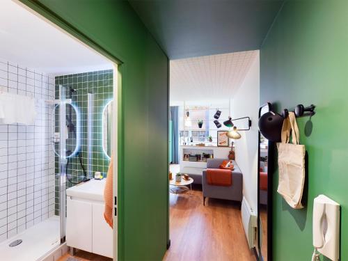 昂热Résidence Kley Angers的一间带绿色墙壁的浴室和一间客厅