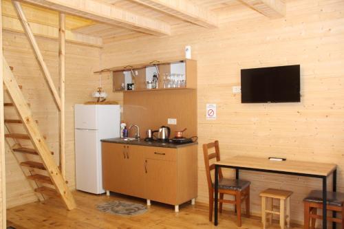 K'edaChalet Rivier • შალე რივიერ的厨房配有小桌子和冰箱。