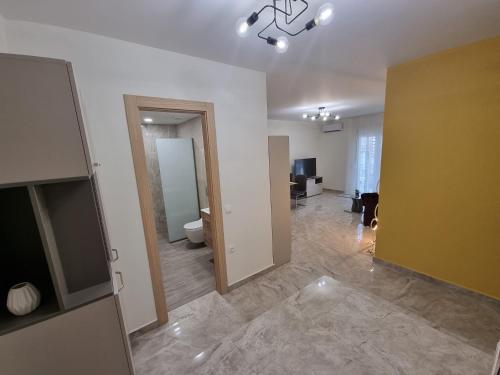萨索斯Helios studios and apartments的客房设有带卫生间和镜子的走廊