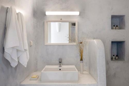 帕罗斯岛Thea Villas Paros, Villa Turquoise, private pool的白色的浴室设有水槽和窗户。