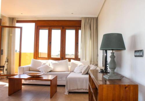 阿尔考斯布里Apartamento Alcocebre Beach Resort的客厅配有白色的沙发和桌子