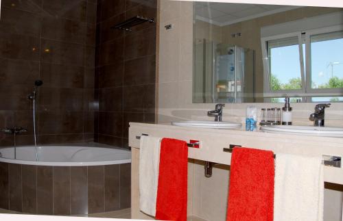 佩尼斯科拉卢斯阿扎哈住宿加早餐旅馆的浴室配有两个盥洗盆和浴缸。
