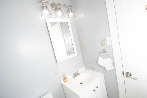 小石城Midtown Serenity in Little Rock的白色的浴室设有水槽和镜子