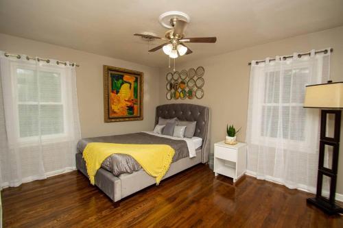 小石城Midtown Serenity in Little Rock的一间卧室配有一张床和吊扇