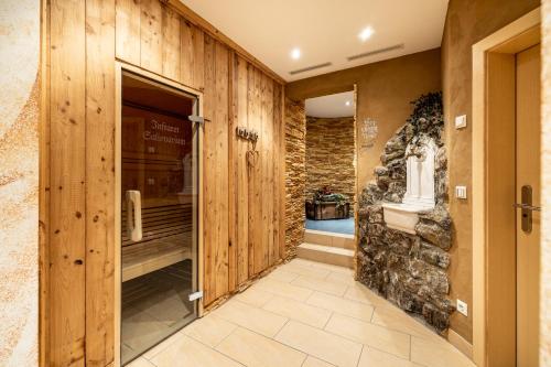 上陶恩布雷布何纳酒店的走廊上设有木墙和石墙