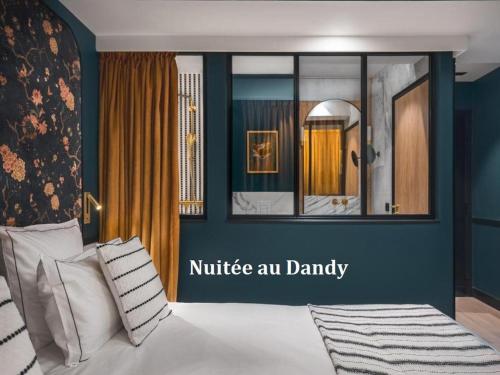 巴黎Love Hôtel avec nuit insolite au Dandy et Jacuzzi privatisé的一间卧室配有一张蓝色墙壁的床