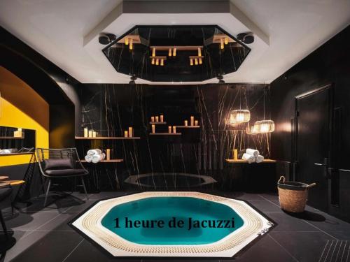 巴黎Love Hôtel avec nuit insolite au Dandy et Jacuzzi privatisé的一间房间,配有浴缸,上面标着我家的jazovan标志