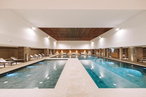 布勒伊-切尔维尼亚Valtur Cervinia Cristallo Ski Resort的酒店大堂的大型游泳池