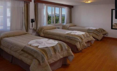圣卡洛斯-德巴里洛切蒙特赛维诺酒店的房间里的三张床