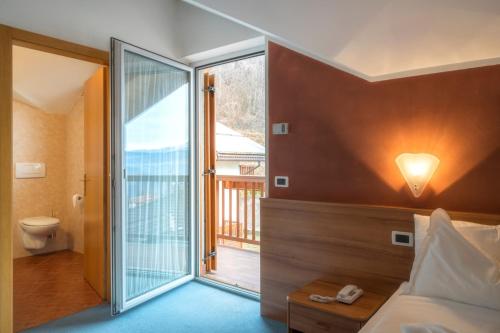 塞格扎诺阿里皮拉米德酒店的酒店客房设有一张床和一个阳台。