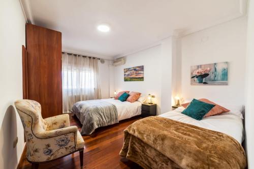 莫纳奇尔La Casita de Gracia的一间卧室配有两张床和椅子
