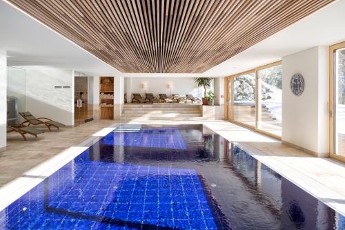 洛豪弗里奇山上酒店 - 仅限成人入住 的一座室内泳池,里面铺有蓝色瓷砖