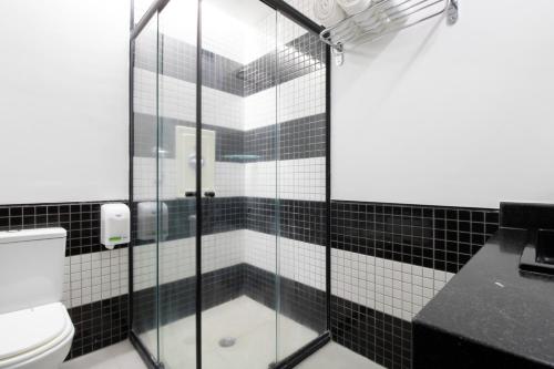 马塞约Acqua Prime Maceió Ponta Verde的带淋浴和卫生间的浴室