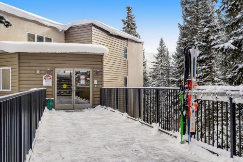 冬季公园Iron Horse Studio Retreat的雪中带门和滑雪板的房子