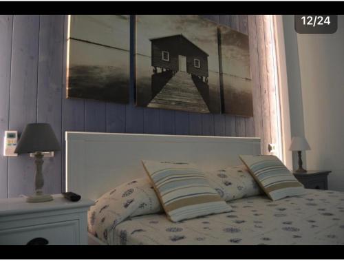 庞贝比阿特丽斯之家住宿加早餐旅馆的一间卧室配有一张壁画床