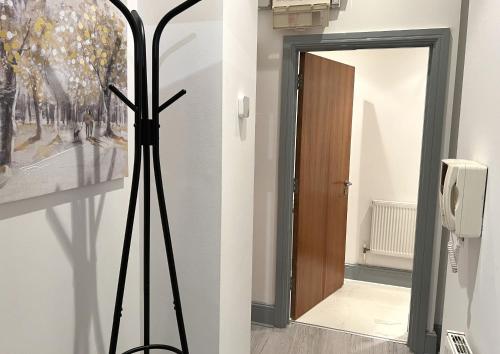 北安普敦New Two Bedroom Premium Apartment - Skylight - Northampton Town Centre的走廊上设有镜子和门