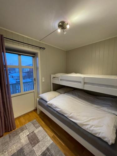 纳尔维克Stetind - Modern apartment with free parking的带窗户的客房内的两张床