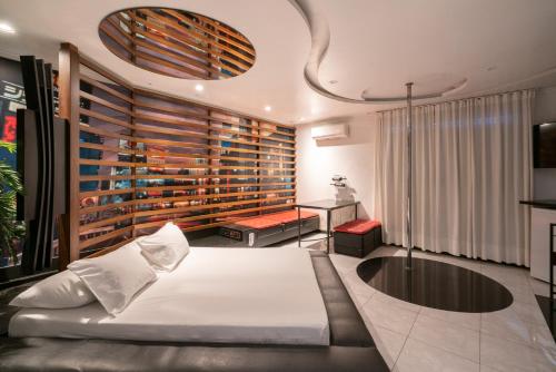 阿雷格里港Taikô Motel by Drops的卧室配有一张白色的大床和一张桌子