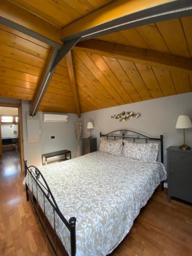 马泰拉Palazzotto Morelli的一间卧室设有一张带木制天花板的大床