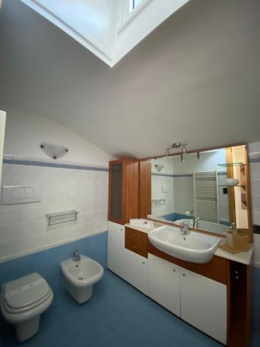 马泰拉Palazzotto Morelli的一间带水槽、卫生间和镜子的浴室